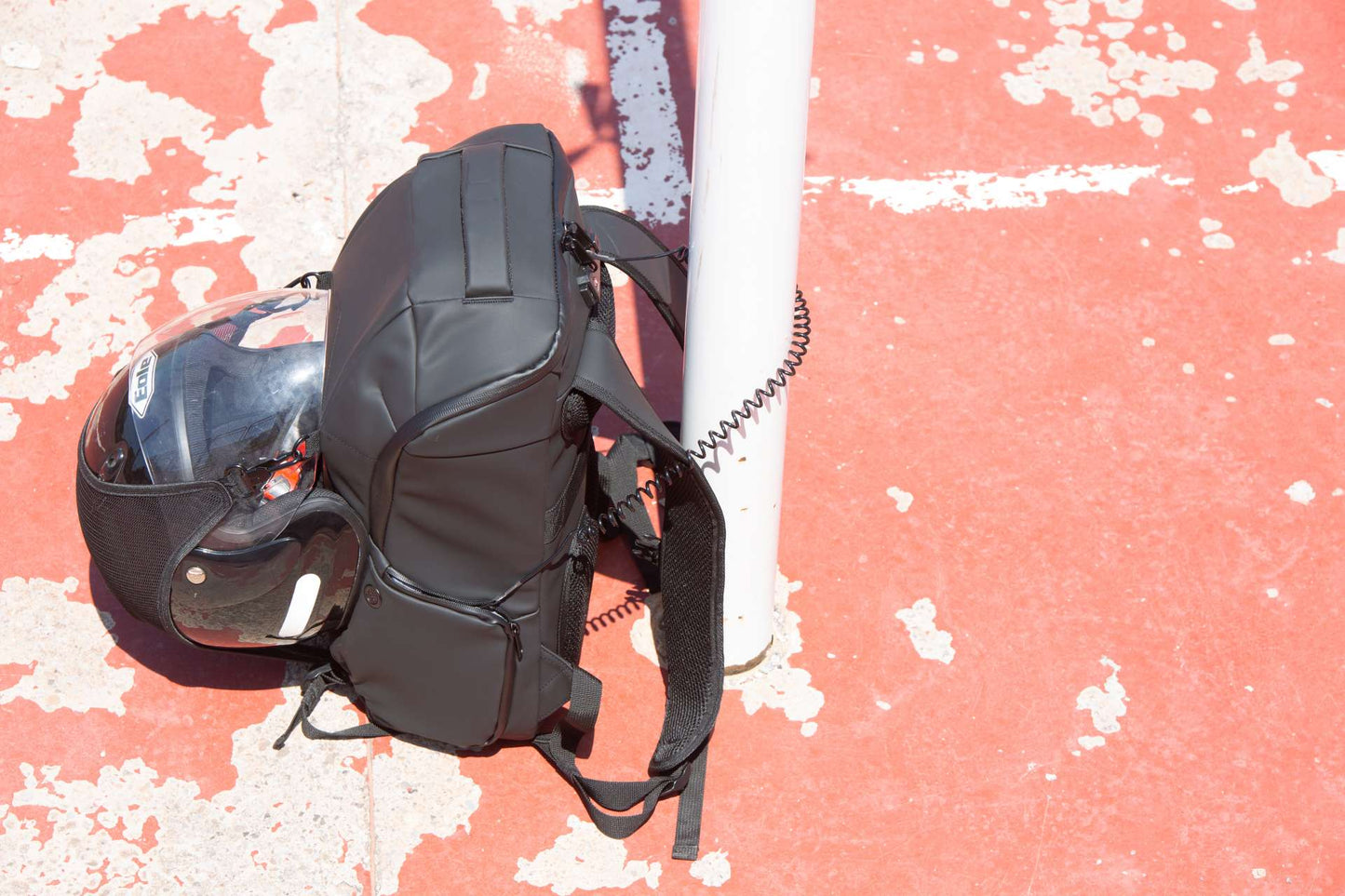 KI0889 - WATERPROOF ANTI-THEFT BAG WITH HELMET HOLDER