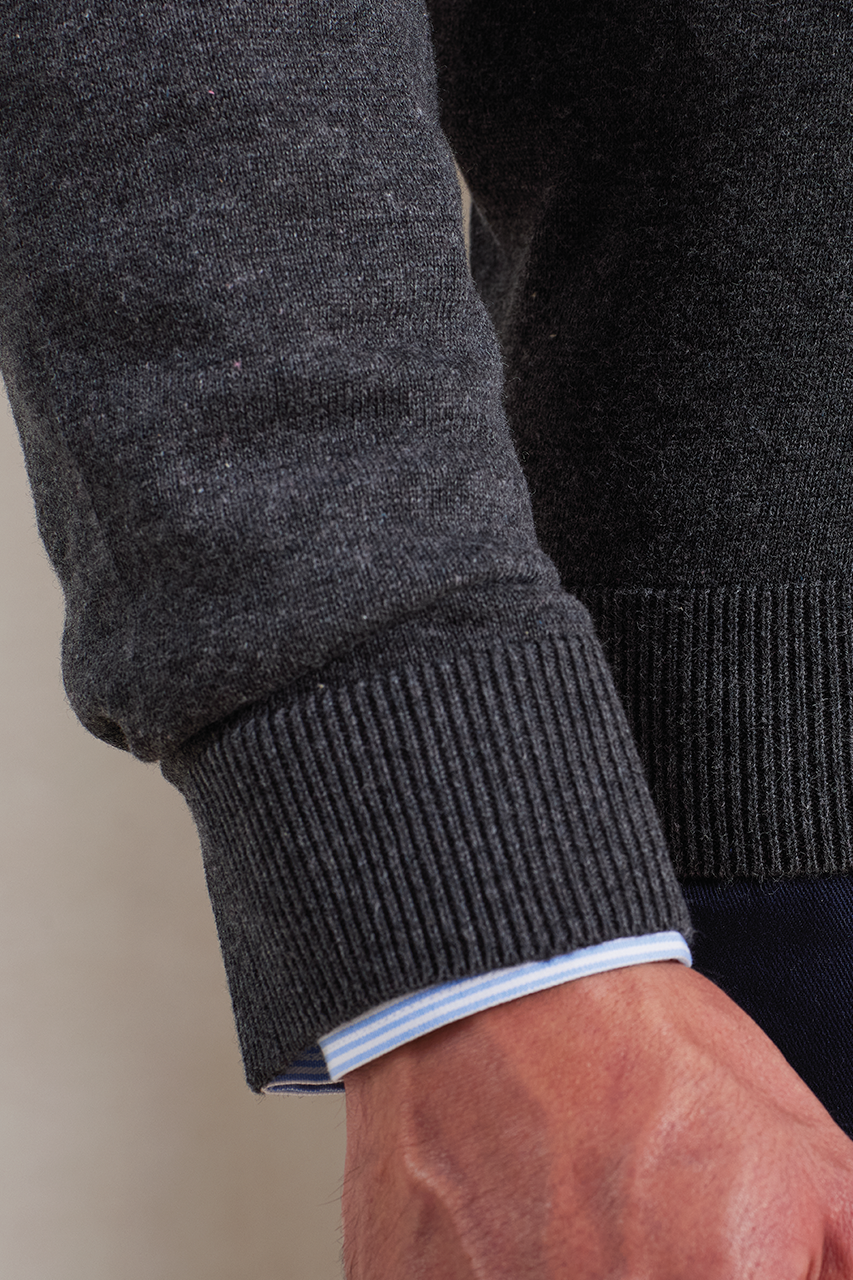 PR694 - MEN'S KNITTED V-NECK SWEATER